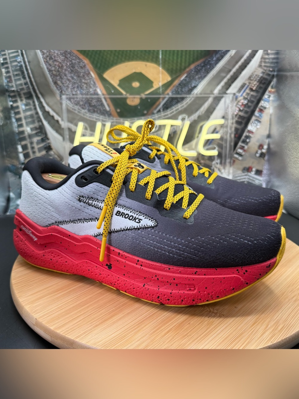 Brooks Ghost Max 2 runDisney Mickey Mouse Men’s Sz 8.5 2E (Wide)